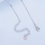 Ezüst női nyakánc, kezek