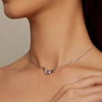 Ezüst női nyakánc, kezek