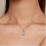 Ezüst női nyaklánc csillogó medállal