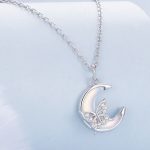 Ezüst nyaklánc lepkével és holddal