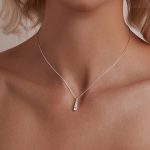 Ezüst női nyaklánc cseppformájú medállal