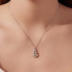 Ezüst nyaklánc, lány kutyával