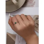 Ezüst női eljegyzési gyűrű smaragdzöld kővel, 8-as méret