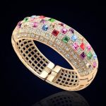  Extravagantes Armband verziert mit Swarovski-Kristallen, Gold, mehrfarbig