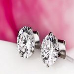  Silberne Ohrringe mit weißem Zirkonia-Stein