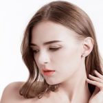  Silberne Ohrringe mit einem runden Zirkonia-Stein