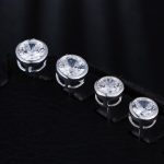  Silberne Ohrringe mit einem runden Zirkonia-Stein