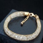  Zylindrisches Goldarmband, verziert mit Swarovski-Kristallen