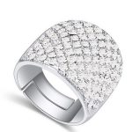 Silberfarbener Ring, verziert mit Swarovski-Kristallen