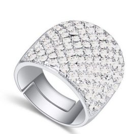 Silberfarbener Ring, verziert mit Swarovski-Kristallen