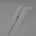 Silberarmband mit modernen Linien und blauen Intarsien