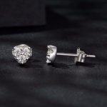 Ezüst szívfülbevaló moissanitkristállyal