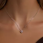 Ezüst nyaklánc virágmedállal