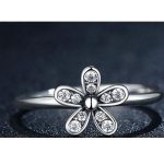 Steinring mit Blumenmuster, 8