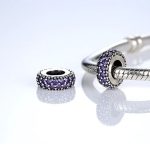  Silberner Ringanhänger, verziert mit Kristallsteinen, lila