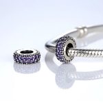  Silberner Ringanhänger, verziert mit Kristallsteinen, lila