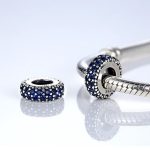  Silberner Ringanhänger, verziert mit Kristallsteinen, blau