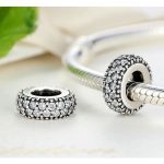  Silberner Ringanhänger, verziert mit Kristallsteinen, weiß