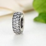  Silberner Ringanhänger, verziert mit Kristallsteinen, weiß