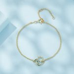 Ezüst karkötő macskával, aranyszínben