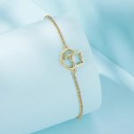 Ezüst karkötő macskával, aranyszínben