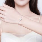 Ezüst karkötő kristálymedállal