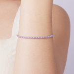 Ezüst karkötő lila zsinórral