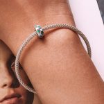 Ezüst charm, lótusz mintával