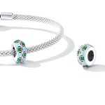 Ezüst charm, lótusz mintával