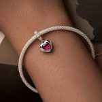 Ezüst charm, kinyitható szív, vörös kristállyal