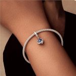 Ezüstcharm, földgömb repülővel