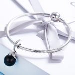 Ezüst charm, fekete gyöngy