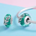 Ezüst charm, virágos gyöngy