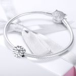 Ezüst charm, százszorszép