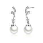 Ezüst fülbevaló gyönggyel, vintage stílusban