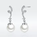 Ezüst fülbevaló gyönggyel, vintage stílusban