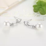 Ezüst fülbevaló gyönggyel, vintage stílusban