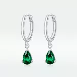 Ezüst fülbevaló csepp alakú kristállyal, zöld