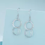 Ezüst fülbevaló karikákkal