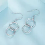 Ezüst fülbevaló karikákkal