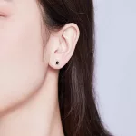 Ezüst fülbevaló fekete zománcozással