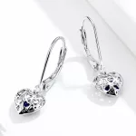 Ezüst fülbevaló ragyogó szívvel