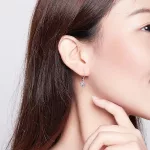 Ezüst fülbevaló ragyogó szívvel