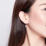 Ezüst fülbevaló ragyogó szívvel