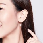 Ezüst fülbevaló fehér kristállyal