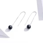 Ezüst fülbevaló achátgyönggyel, fekete