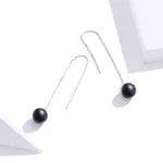 Ezüst fülbevaló achátgyönggyel, fekete