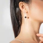 Ezüst fülbevaló achátgyönggyel, fekete