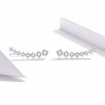 Ezüst fülbevaló ragyogó kristályokkal