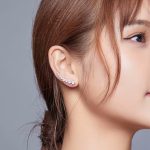 Ezüst fülbevaló ragyogó kristályokkal